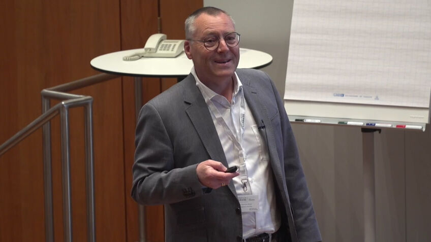 Dr. Hartmut Bauer bei einem Vortrag, Neurologische Praxis Dr. Hartmut Bauer, Euskirchen