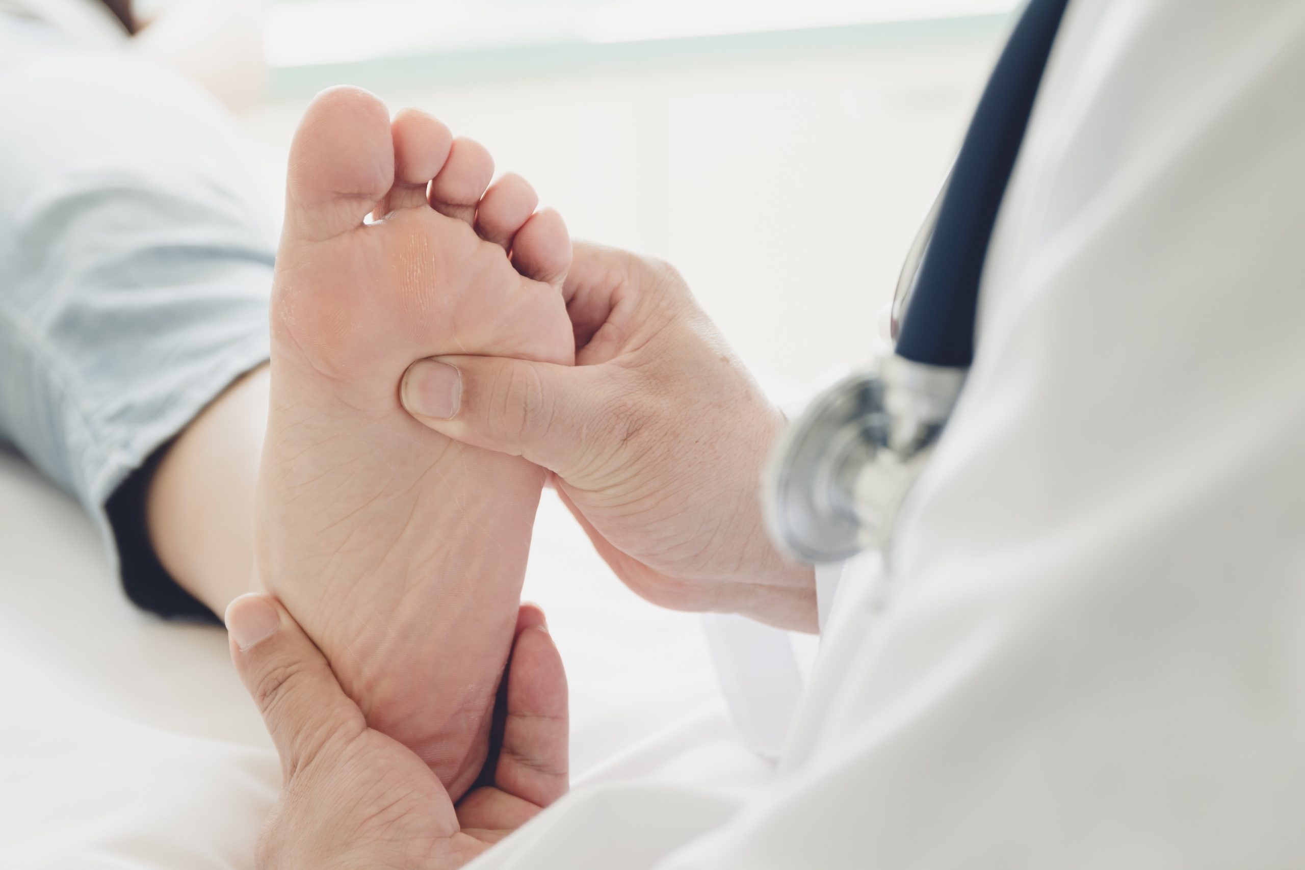 Arzt untersucht den Fuß eines Patienten, Beispielfoto für Polyneuropathie, Neurologische Praxis Dr. Hartmut Bauer, Euskirchen Arzt untersucht den Fuß eines Patienten, Beispielfoto für Polyneuropathie, Neurologische Praxis Dr. Hartmut Bauer, Euskirchen