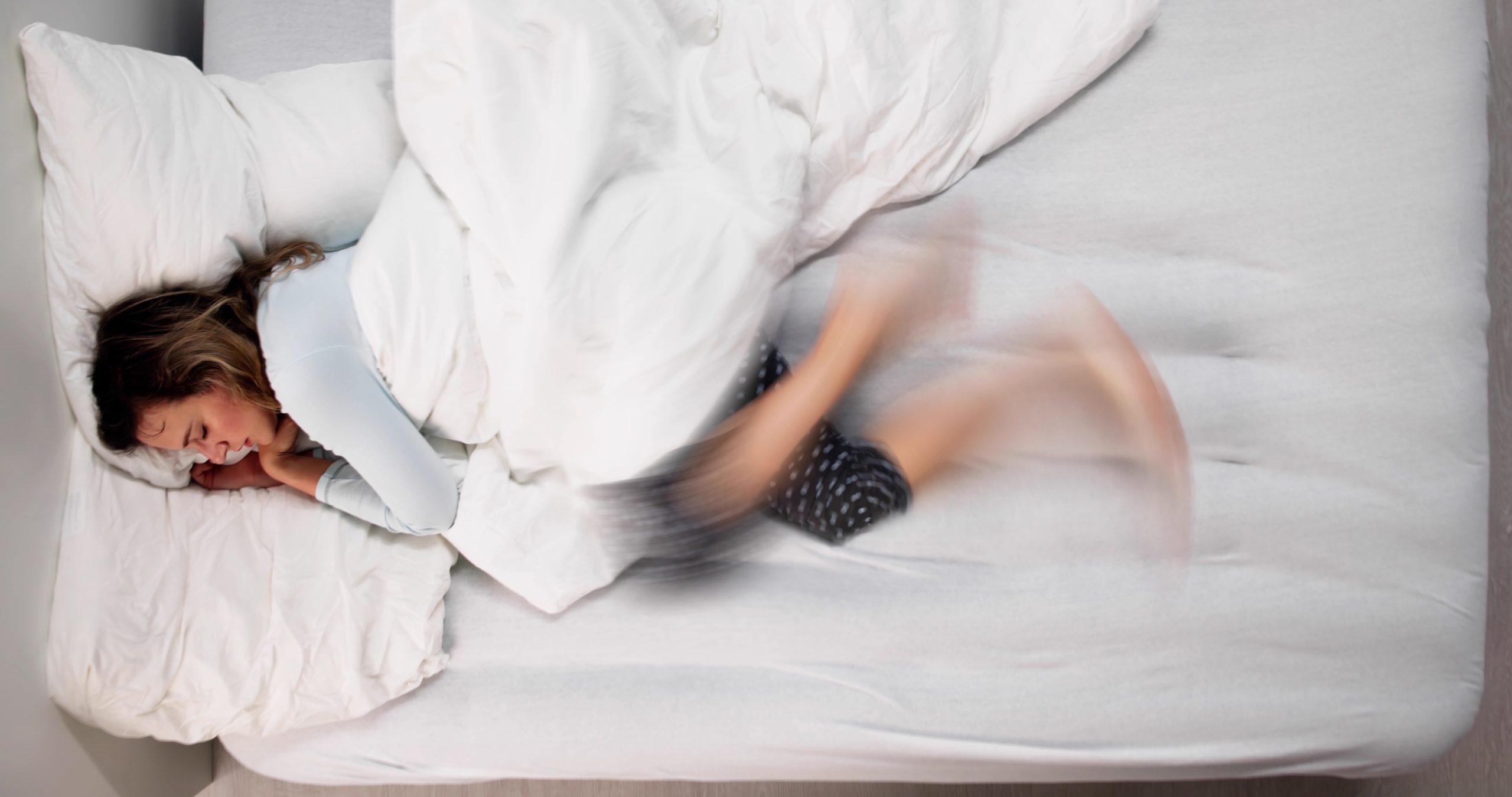 Junge Frau mit sehr unruhigem Schlaf, Beispielfoto für Restless-Legs-Syndrom, Neurologische Praxis Dr. Hartmut Bauer, Euskirchen Junge Frau mit sehr unruhigem Schlaf, Beispielfoto für Restless-Legs-Syndrom, Neurologische Praxis Dr. Hartmut Bauer, Euskirchen