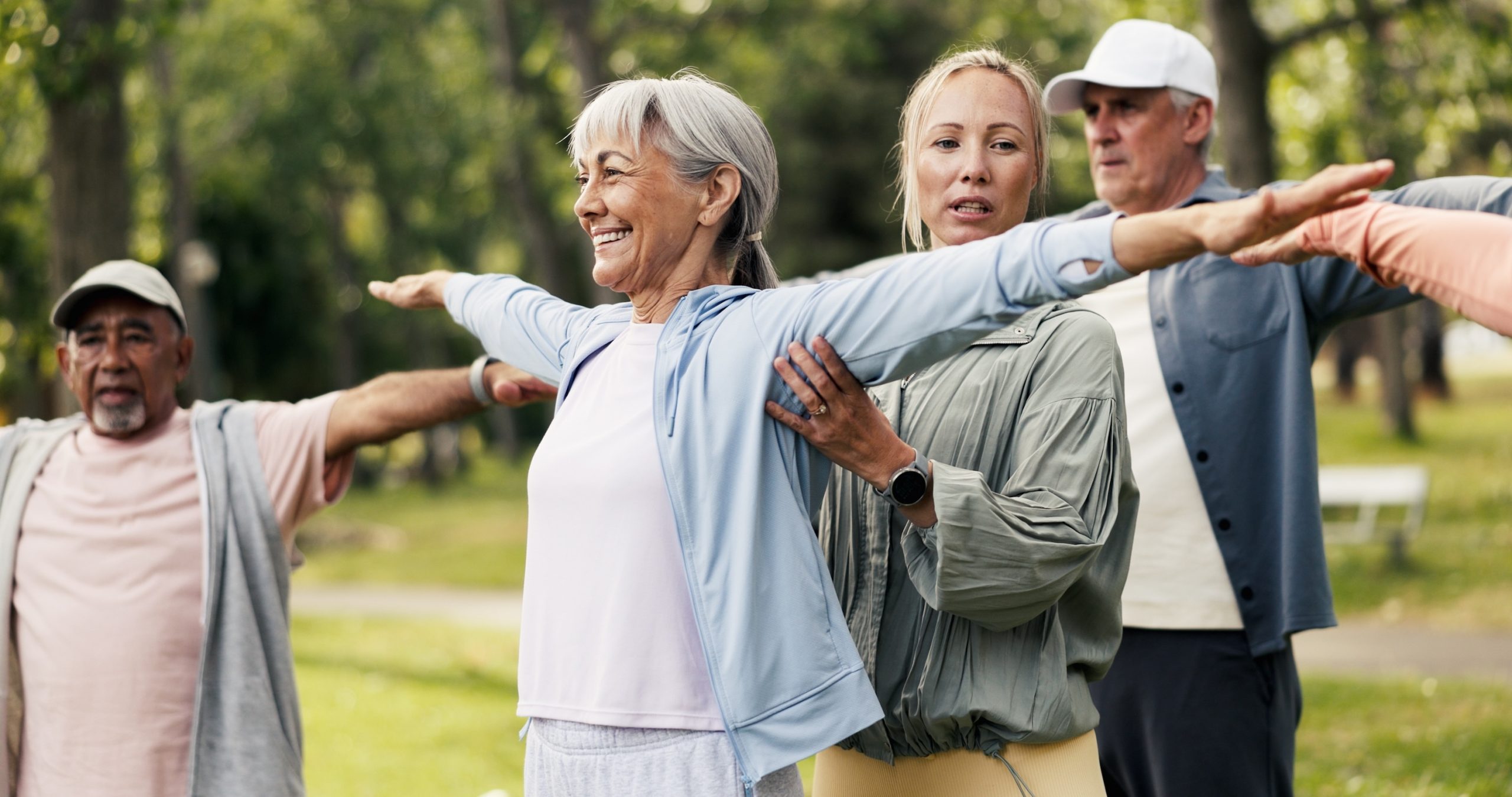 Senioren beim gemeinsamen Sport im Park, Beispielfoto für Multiple Sklerose, Neurologische Praxis Dr. Hartmut Bauer, Euskirchen