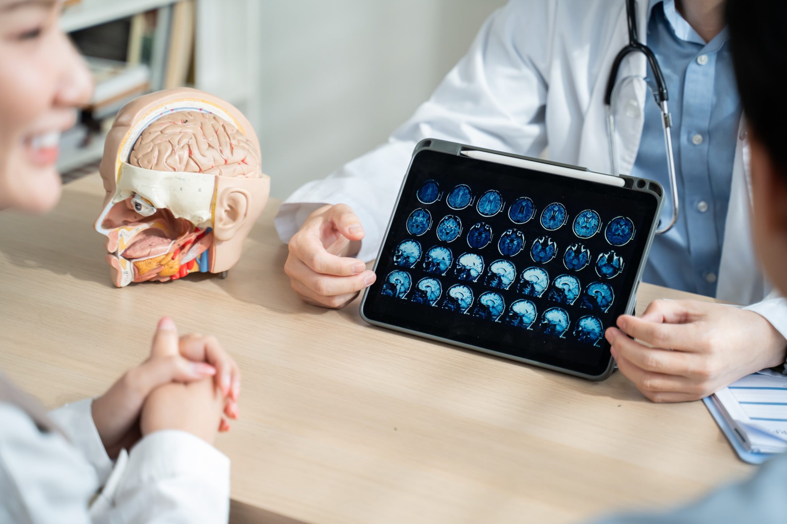 Ärztin erklärt die Aufnahmen eines menschlichen Gehirns am Tablet, Neurologische Praxis Dr. Hartmut Bauer, Euskirchen Ärztin erklärt die Aufnahmen eines menschlichen Gehirns am Tablet, Neurologische Praxis Dr. Hartmut Bauer, Euskirchen