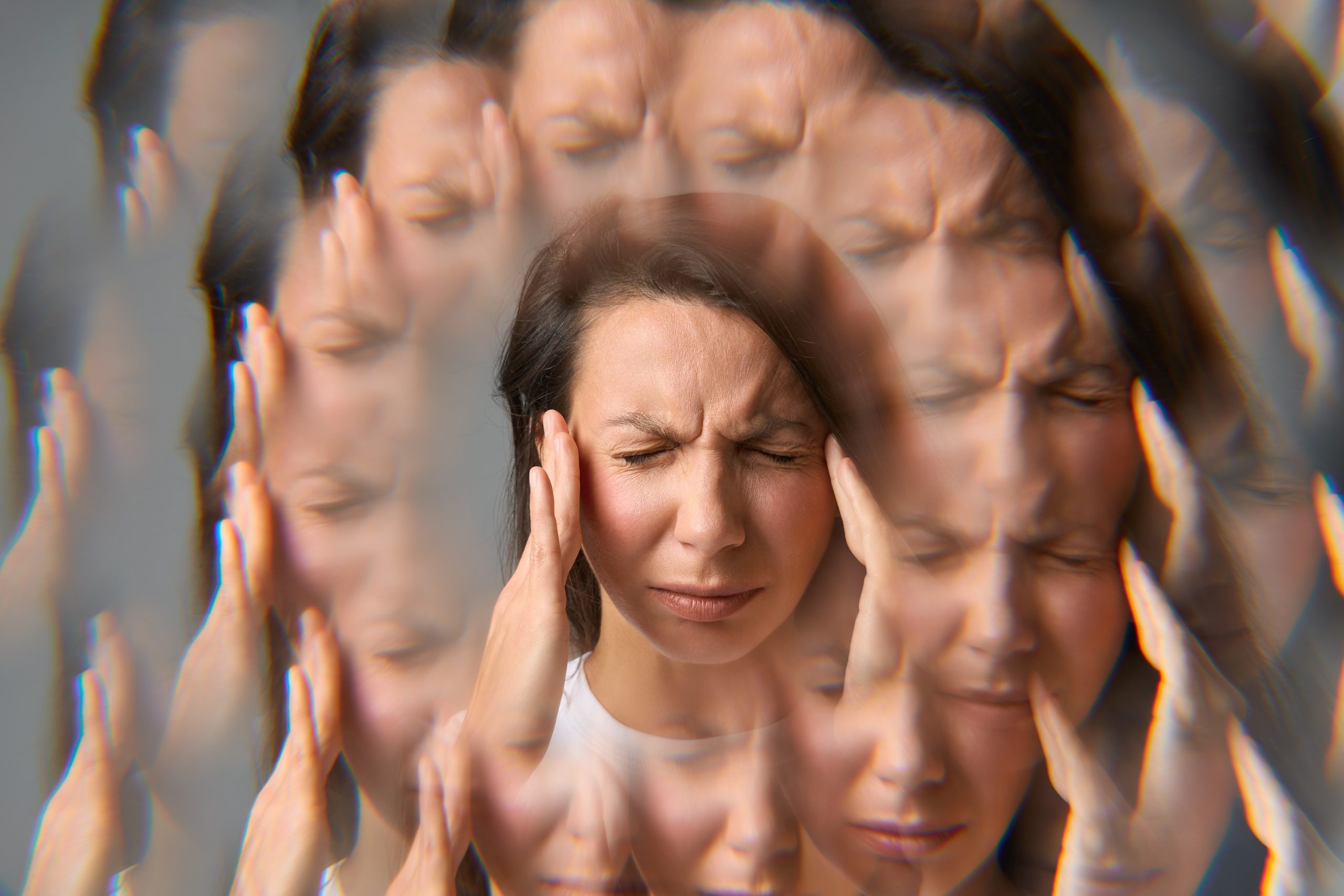 Junge Frau hält sich die Stirn und alles dreht sich wegen Migräne-Anfall, Neurologische Praxis Dr. Hartmut Bauer, Euskirchen Junge Frau hält sich die Stirn und alles dreht sich wegen Migräne-Anfall, Neurologische Praxis Dr. Hartmut Bauer, Euskirchen