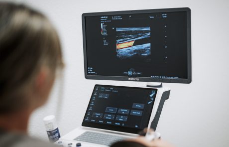 Patienten-Untersuchung mit Ultraschall, Neurologische Praxis Dr. Hartmut Bauer, Euskirchen Patienten-Untersuchung mit Ultraschall, Neurologische Praxis Dr. Hartmut Bauer, Euskirchen