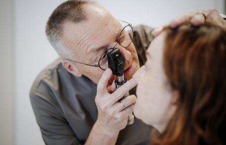 Patienten-Untersuchung am Auge, Neurologische Praxis Dr. Hartmut Bauer, Euskirchen Patienten-Untersuchung am Auge, Neurologische Praxis Dr. Hartmut Bauer, Euskirchen