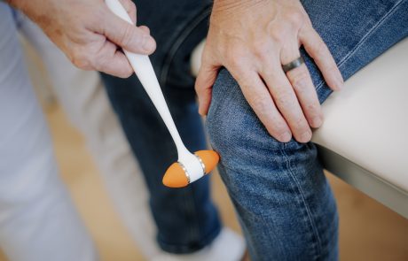 Patienten-Untersuchung am Knie, Neurologische Praxis Dr. Hartmut Bauer, Euskirchen Patienten-Untersuchung am Knie, Neurologische Praxis Dr. Hartmut Bauer, Euskirchen